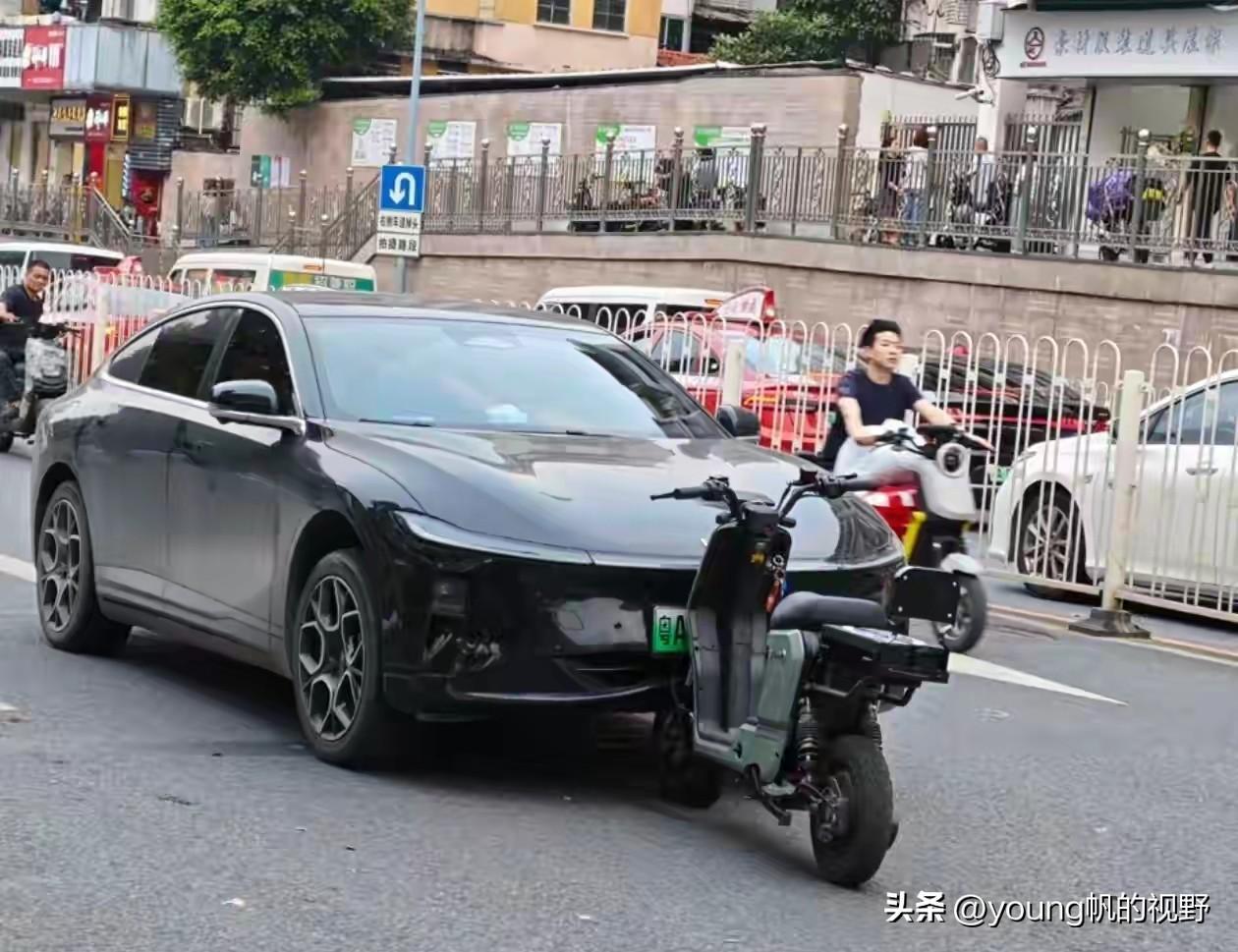 网友在广州街头拍摄到的一幕电鸡交通事故场景。一辆电鸡在逆行方向直插进了一辆小车的