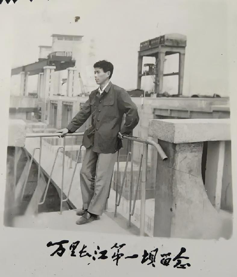 万里长江第一坝留念
       哪位老师知道万里长江第一坝是哪个坝？