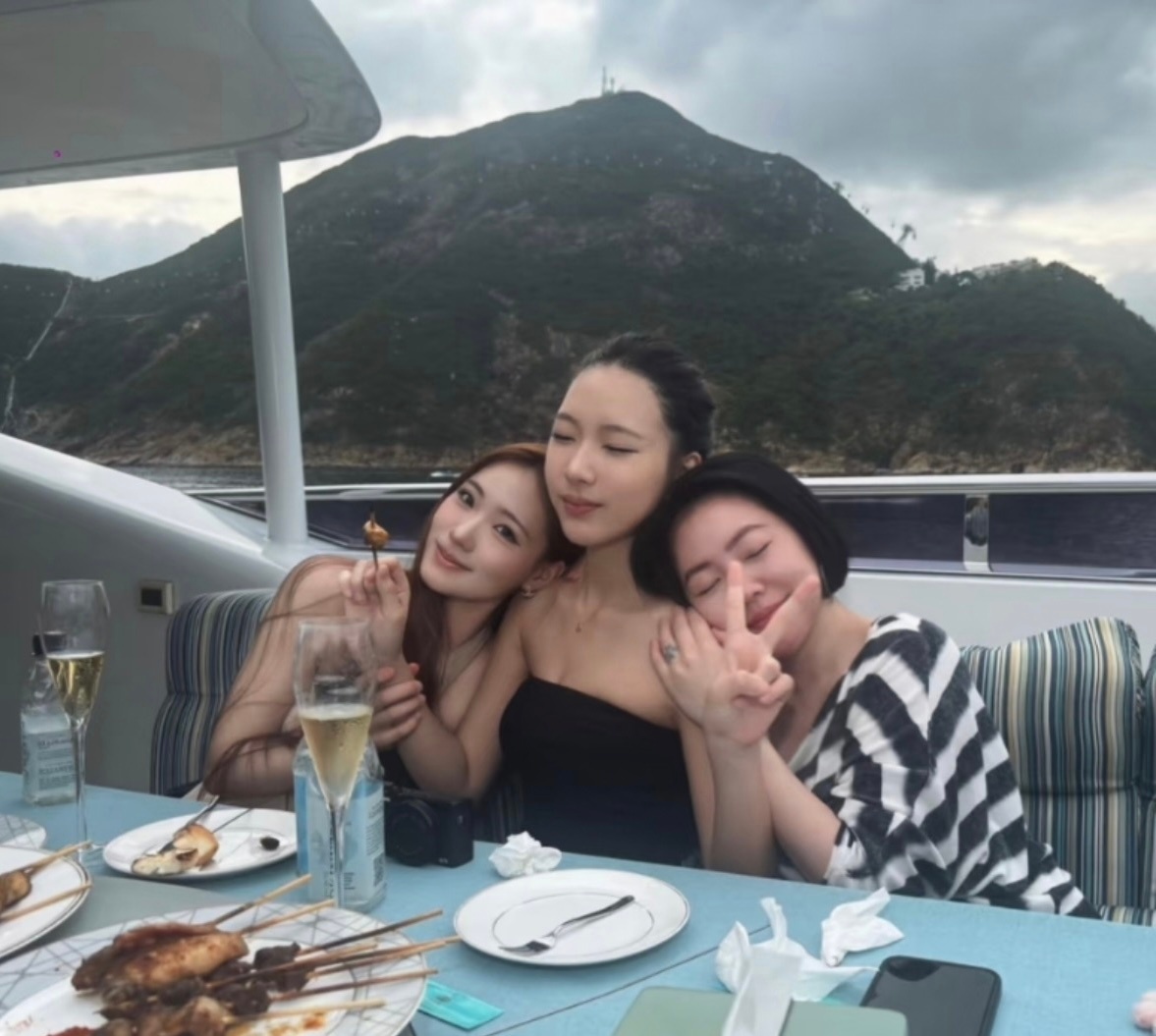 小S晒全家旅游照，好幸福 
