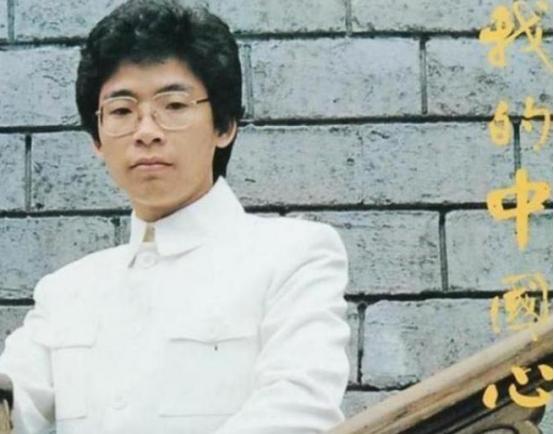 1983年，张明敏唱完《我的中国心》后，反响并不好。没办法，张明敏去了电子厂打工