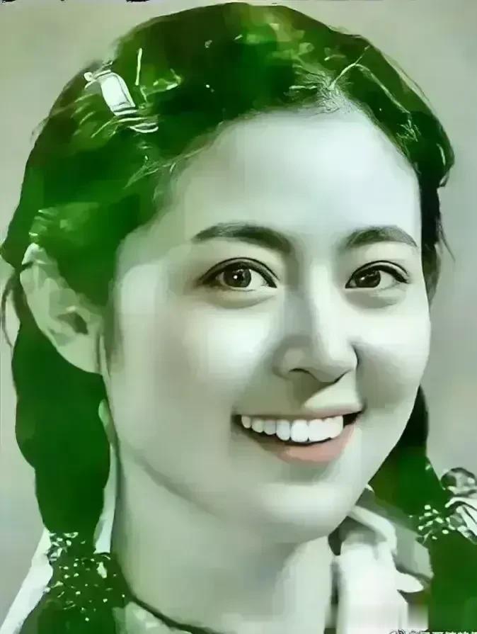 中国著名电视节目主持人，出生于山东青岛。

主持过《综艺大观》，《聊天》等节目，