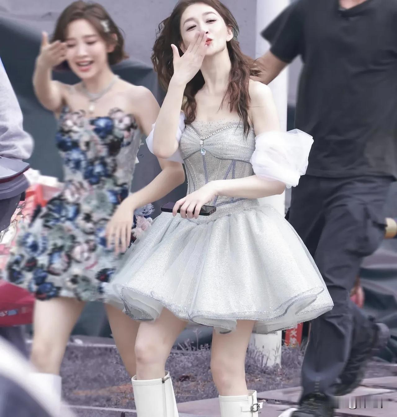 一路繁花1里李小冉真是被节目组和营销号消费了。节目组故意搞不合理的领队安排，不合