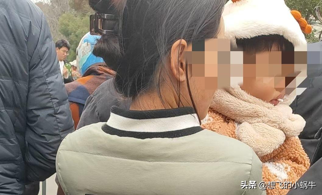 好久没抱孩子了，看着跟我差不多高的人抱着个孩子等孩子放学，我都感觉好累啊！！
​