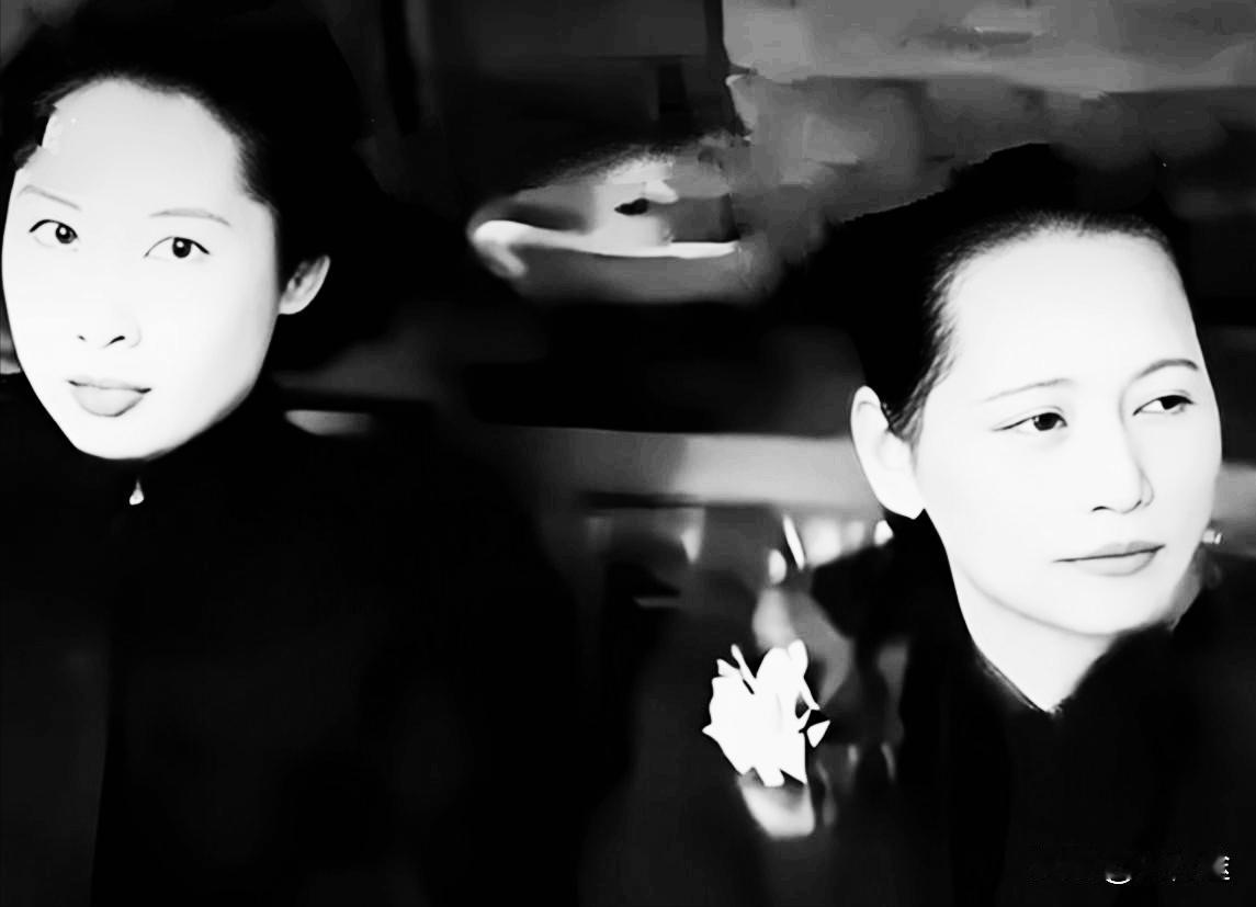 这是宋庆龄和王光美在1949年开国大典上的珍贵合影。


天安门城楼风打在人脸上