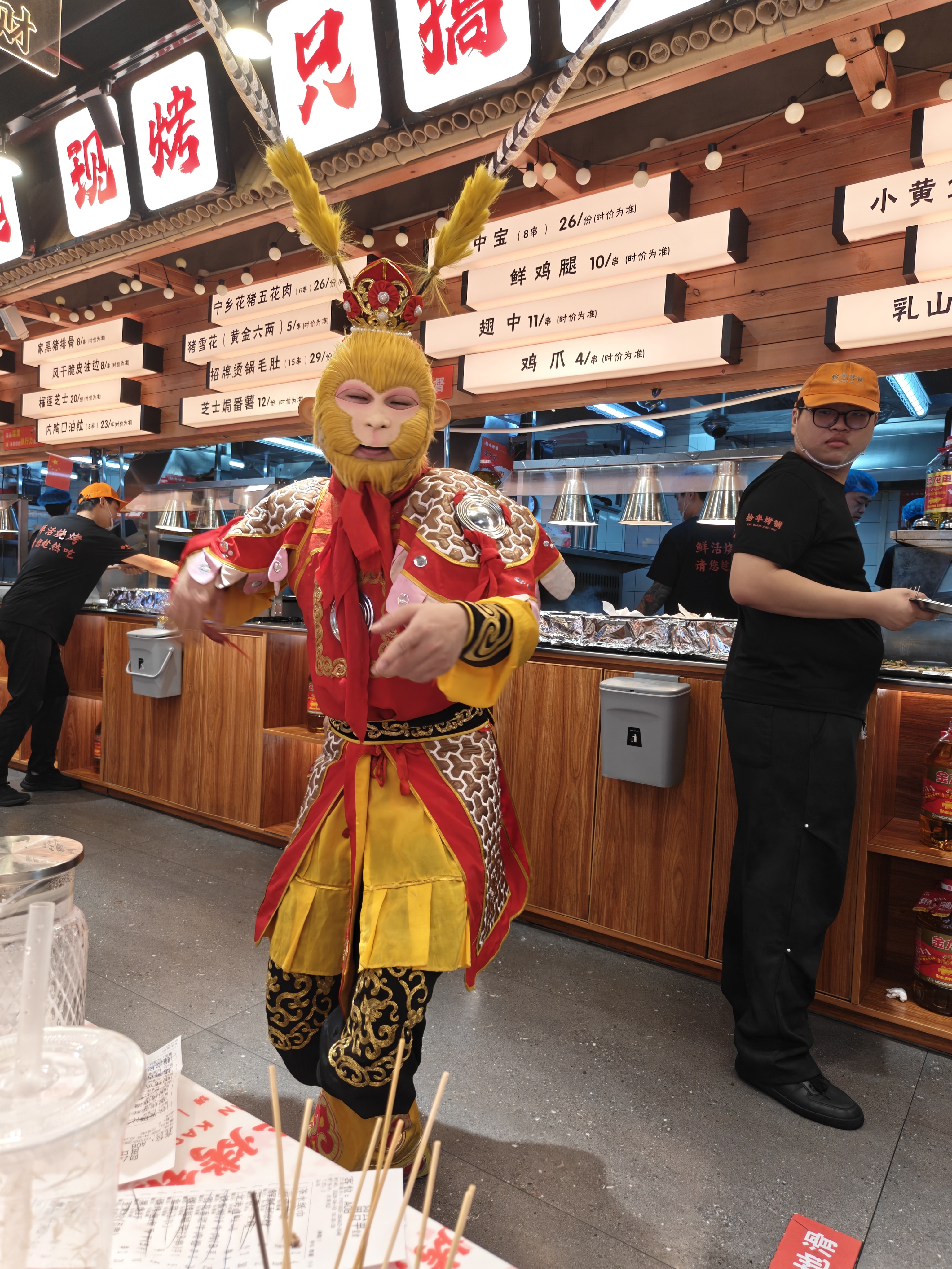 餐饮太卷了出来吃个饭还能看见大圣表演