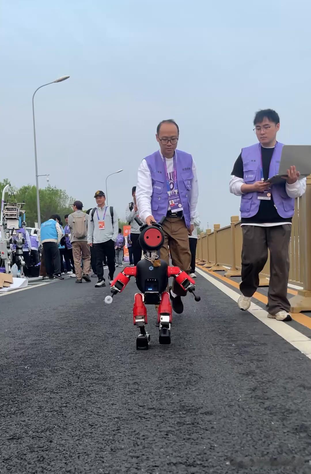 • 从设计角度看：“小派”的设计充满巧思，婴儿化造型搭配奶瓶，与周围竞速型机器人