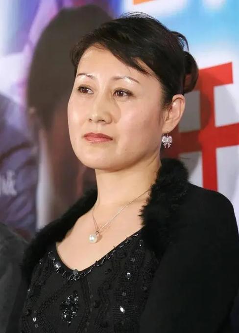 1990年凭借《渴望》中刘慧芳的形象，张凯丽一炮而红，要知道这才是她参演的第二部
