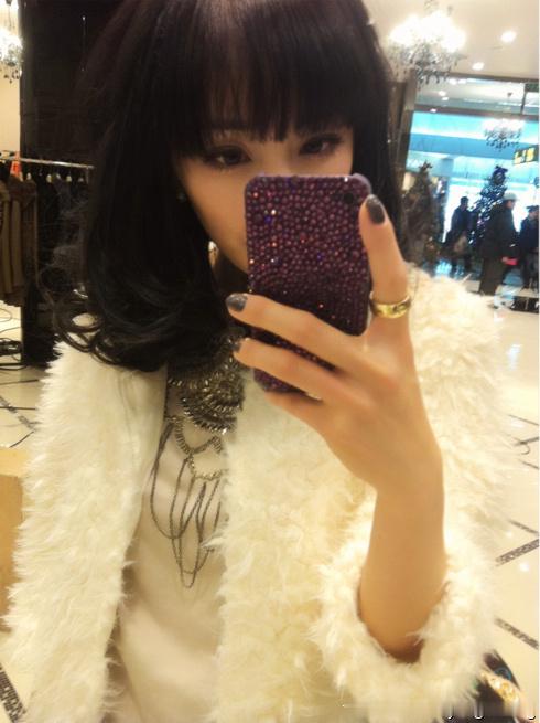 杨幂潮女爱用手机壳不仅手机壳潮，这个拍照方式也很潮[点赞] ​​​