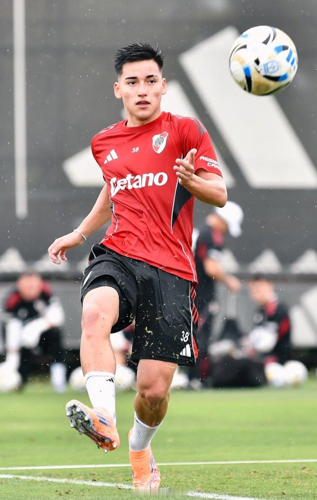 河床河床转会  据报道，巴塞罗那希望在1月份签下苏比亚布雷，他的合同将于2026