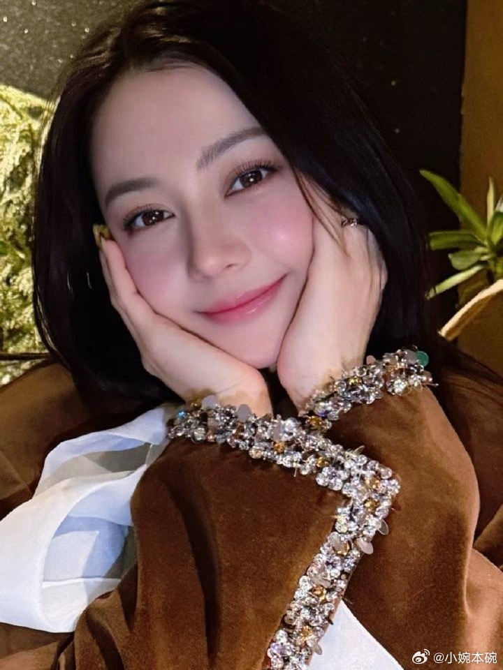 刘冲和迪丽热巴聚餐终于看到新鲜的巴巴咯期待白日提灯！！！！！期待贺思慕！！！！！