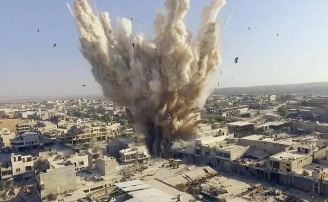 情况失控！榛树导弹击中利沃夫仅数小时，英法德三国领导人火速连线，捷克外长车厢里刚