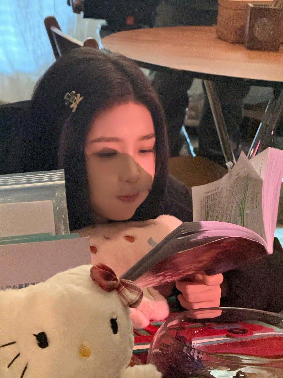 虞书欣卷毛小鬼 可可爱爱的欣欣子上线，这不是卷毛小鬼，这是搞怪的可爱小鬼[哈哈]