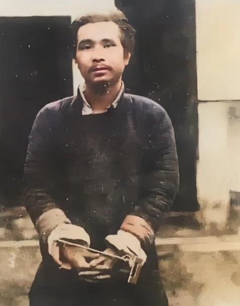 看到这张照片时，他的家人都泪目了！这是临刑前，家人买通狱卒，请人给他拍的，此前，