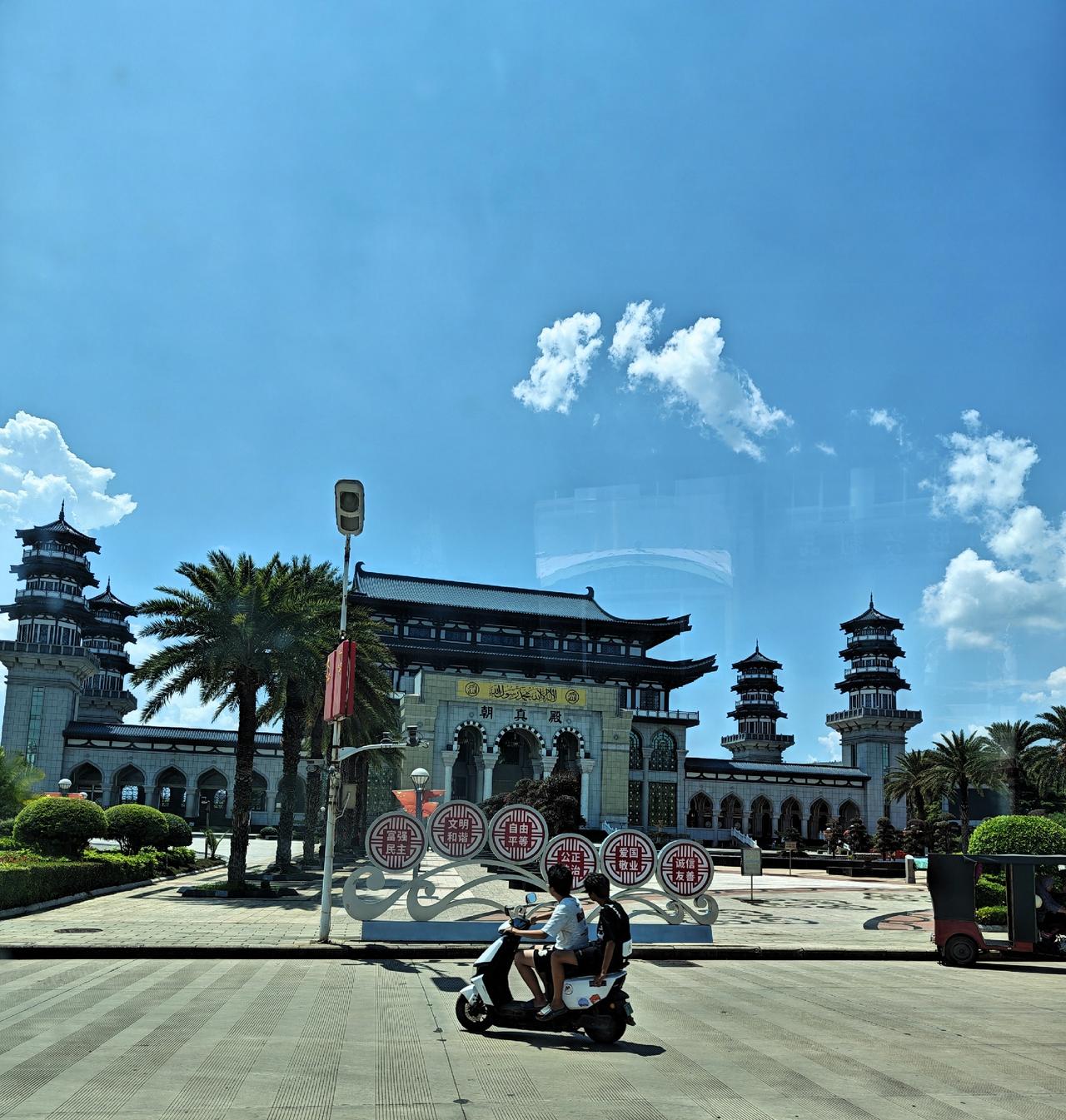 这张照片是我才不久去云南开远市，路过这里，在车上拍的。很多人都不知道这是什么地方