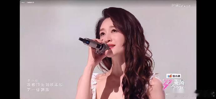 李小冉唱歌进步对比之前的紧张跑调，如今舞台沉稳从容，音准气息大幅提升，用努力交出