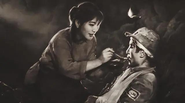 1940年，新四军政委蔡永受伤，危急关头，一年轻少女假扮他的妻子，把他藏在床上，