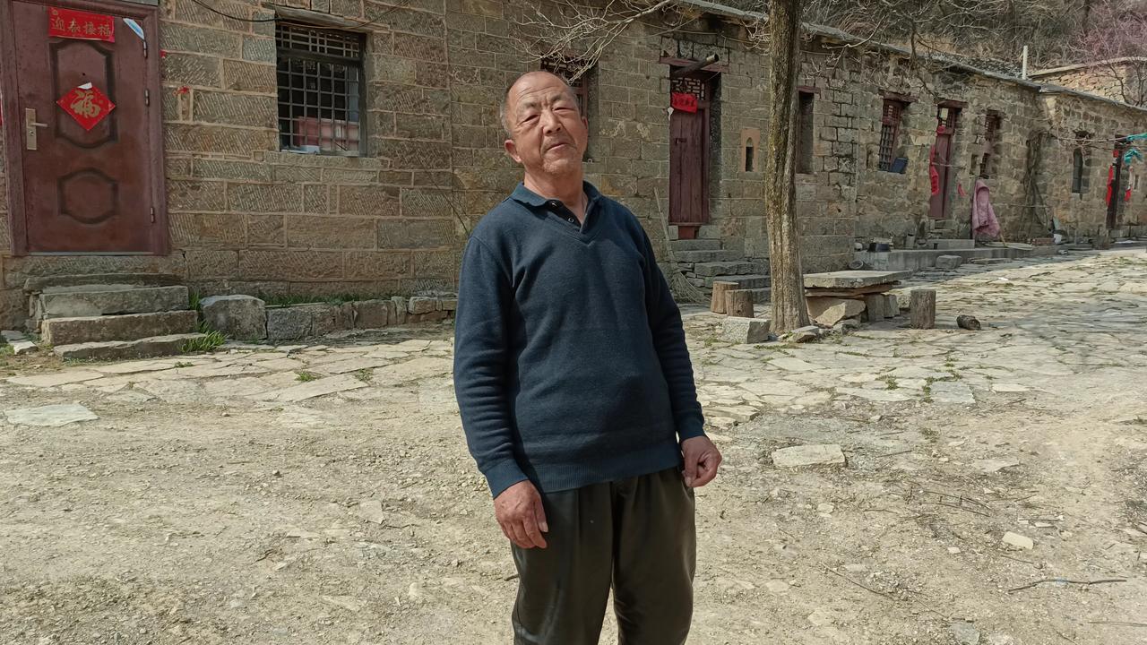 这位李姓大叔，今年67岁，隐居于河北涉县青塔村北边悬崖峭壁上的老驼旮旯村。想要进
