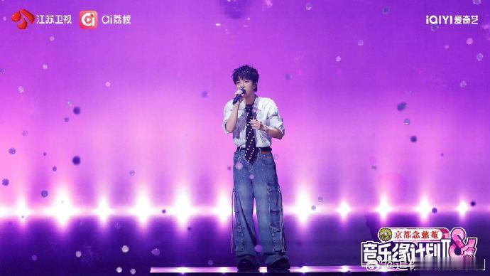   久违卷毛造型杀疯了！演唱会无修音版都封神，还记得《来啊》mv的主人级气场，今