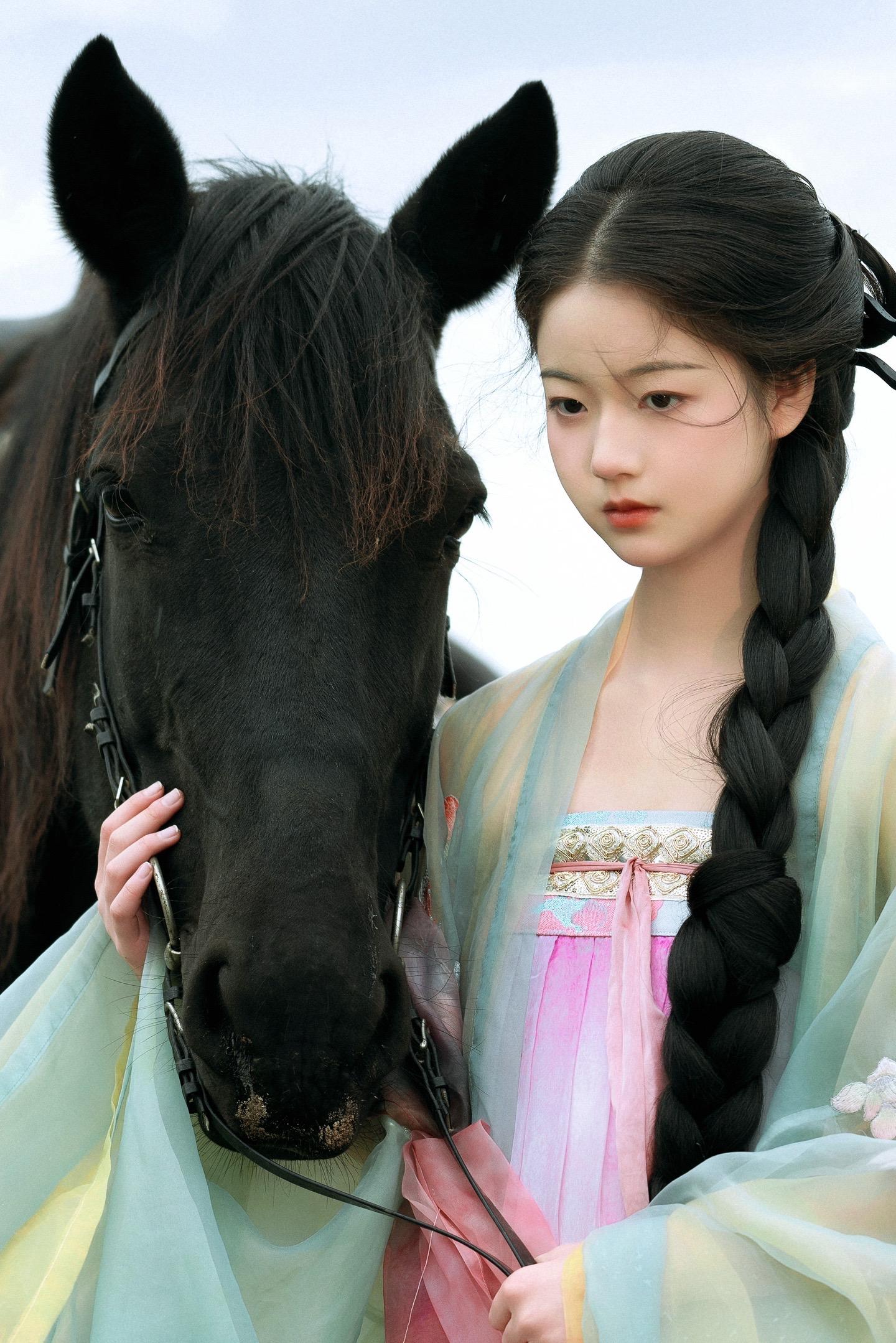 倚东风，一笑嫣然。