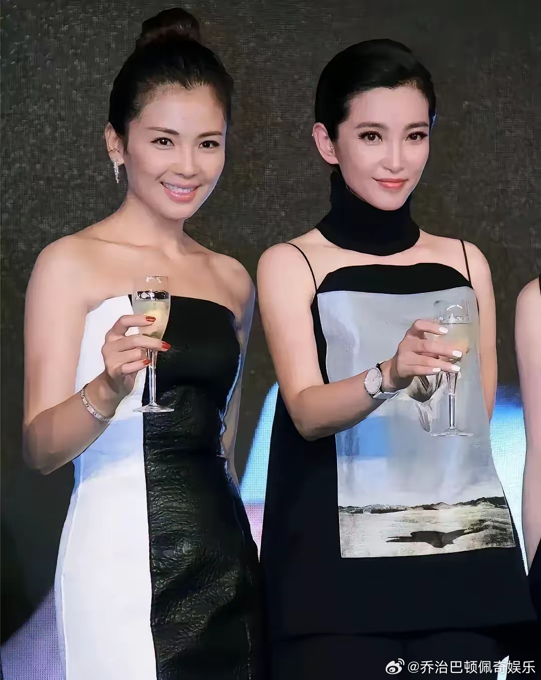 一直觉得刘涛就是美女的天花板了，可是和李冰冰同框，刘涛一下就被李冰冰秒成了村姑。