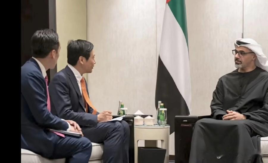 雷军终于得空换了套西服和领带，帅气感满满。