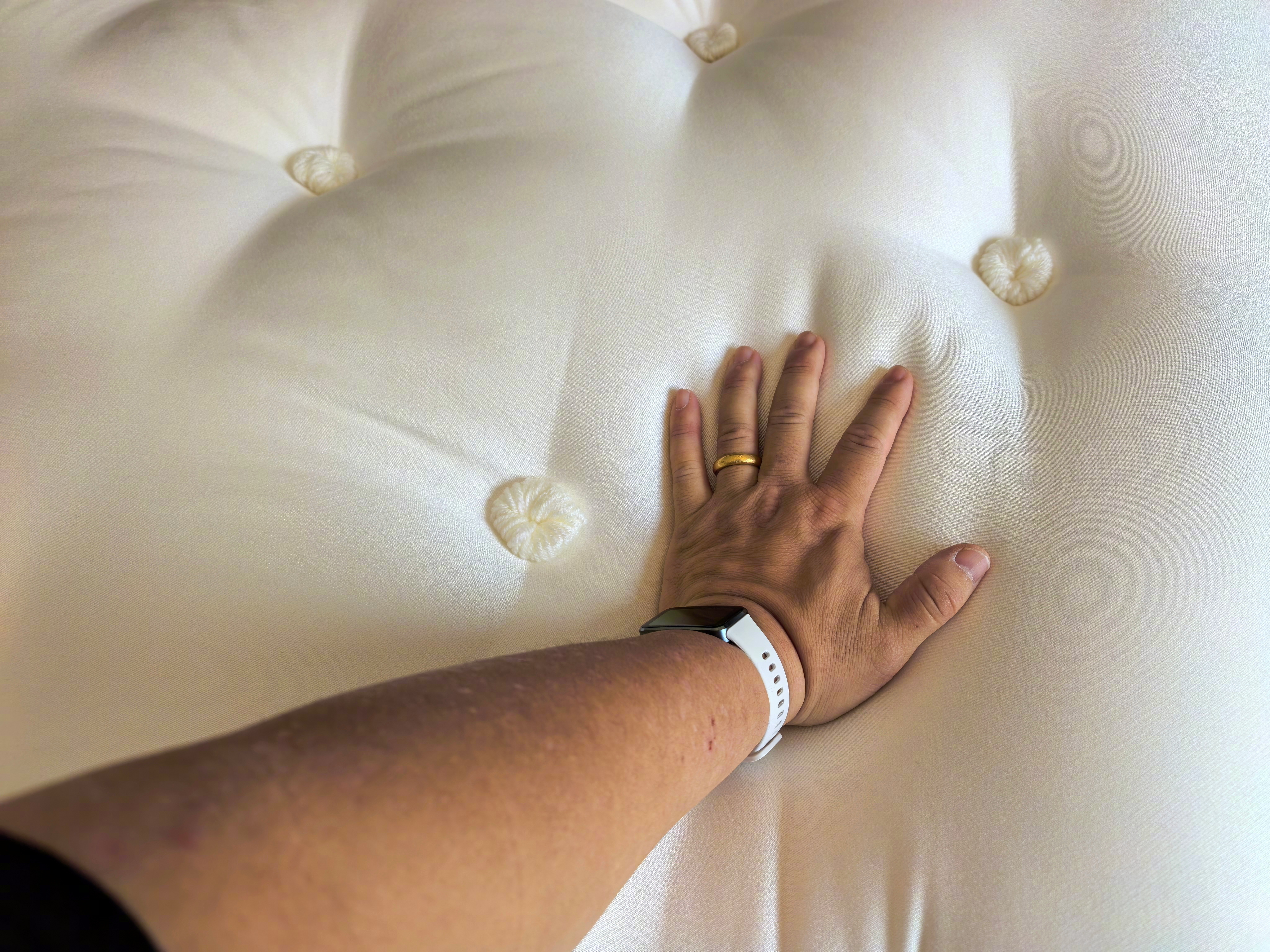 这个床垫，我用了一年才敢发微博，聊几句非常好用的手工床垫，来自他家的。我家这个巨