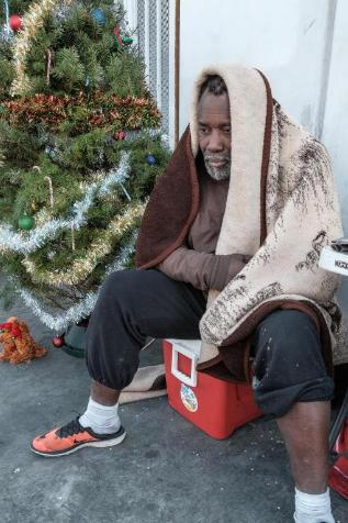 俄罗斯的自然环境可比美国冷酷十倍。只听说过俄罗斯醉鬼冻死，没听说过饿冻饿而死的，