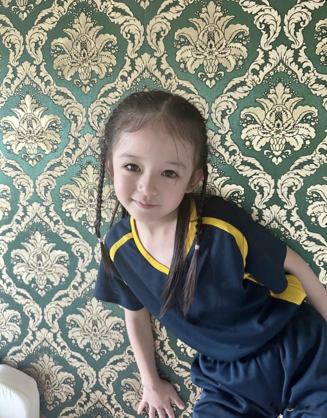 这位担得起最美星二代吗？
樊珈诺，小名小饭兜，出生于2017年，为演员樊少皇和贾