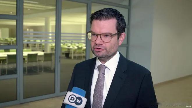 德国司法部发出通缉令，缉拿炸毁北溪二号管道的罪犯，并且，说罪犯是一名乌克兰人，这