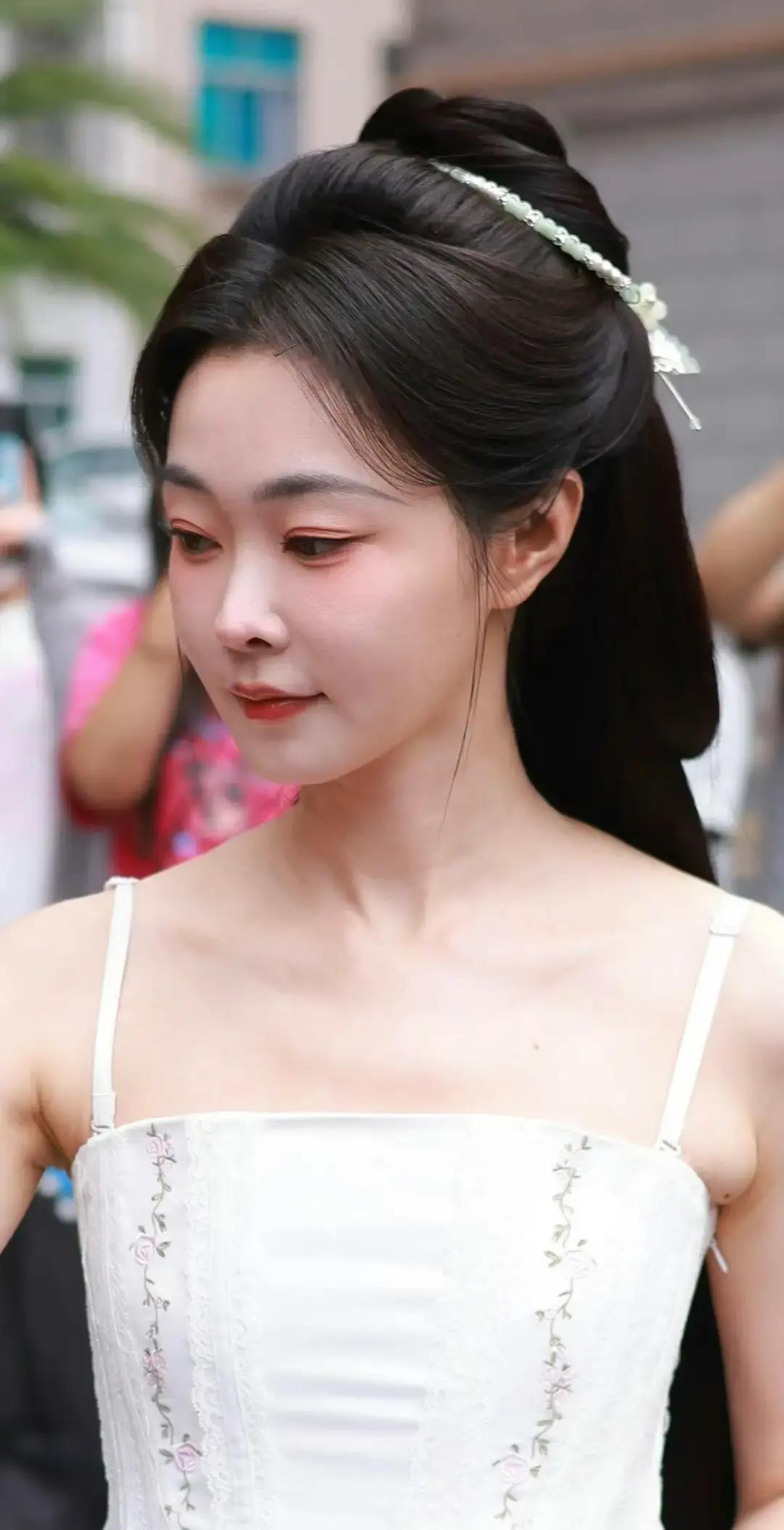 宋轶甜美笑容，这也太瘦了。

她提着裙摆匆匆赶往下一个活动，连夜的航班让她只能在
