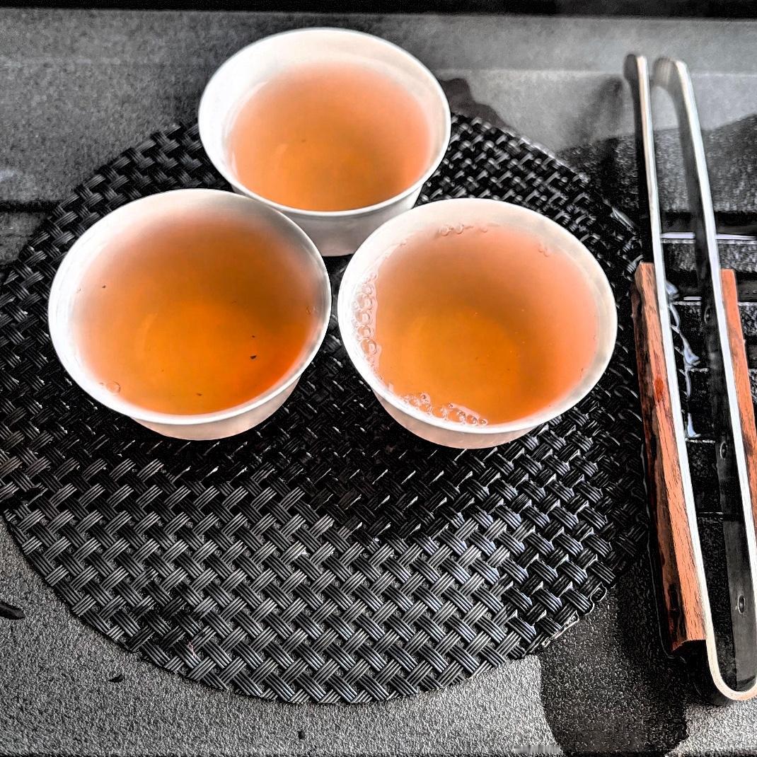 今天早上喝了个“万人迷”，潮州凤凰单丛茶之高火乌岽蜜兰香，此茶是3月底自驾路过潮