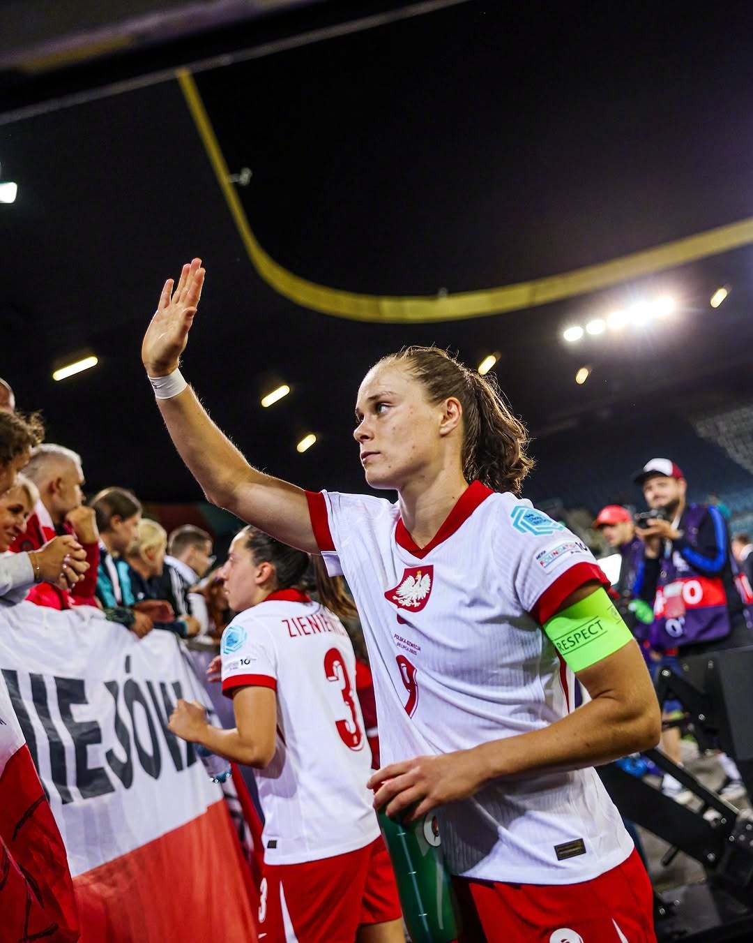 ⚽️ 回顾一下红蓝倩影 们在近两天女足欧洲杯 小组赛中的表现：🇵🇱波兰0-3