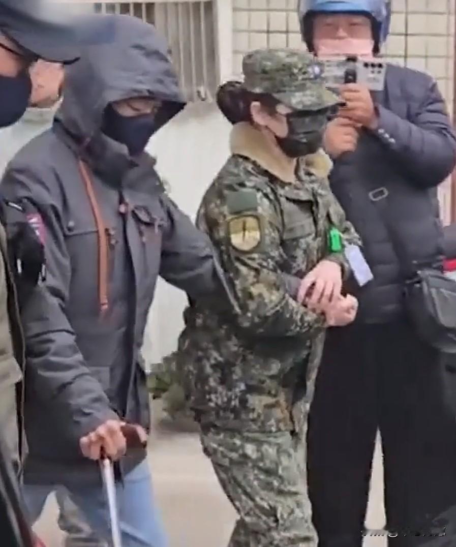 赖清德带领的民进党当局，为了自身政治利益，不顾台湾同胞死活，毫无人性地压榨台湾民