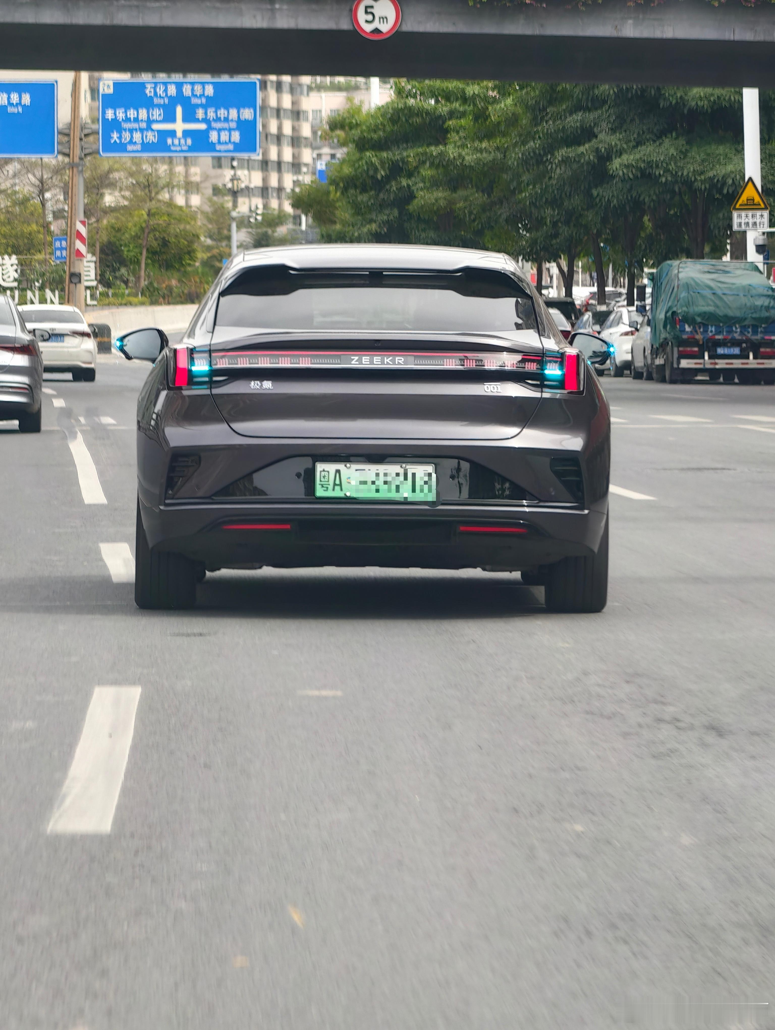 第一次遇到极氪的小蓝灯，在我前面不断变道左穿右插，挺机灵！点亮我的小蓝灯极氪00