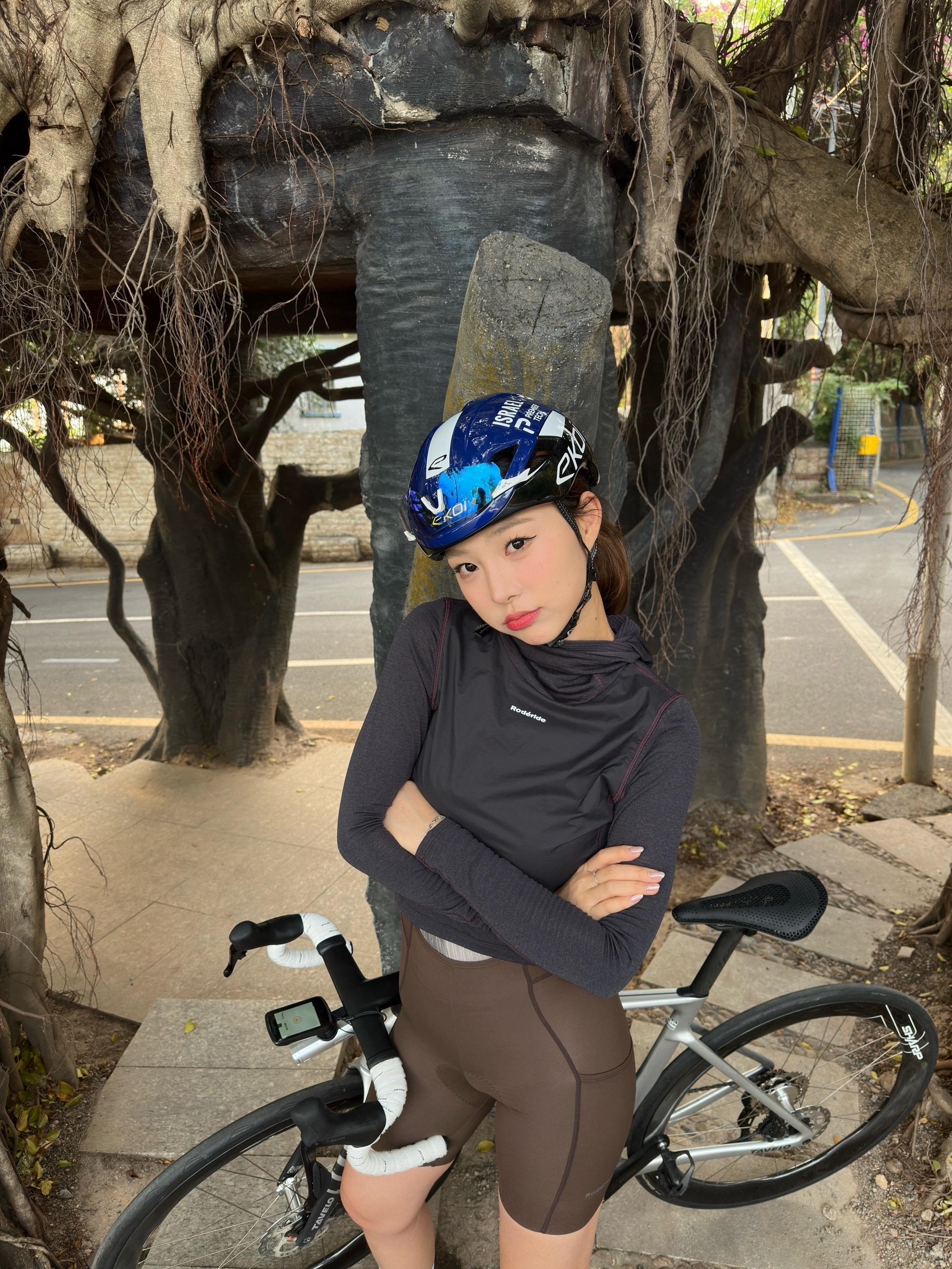 放下望远镜才能看见脚下的花。