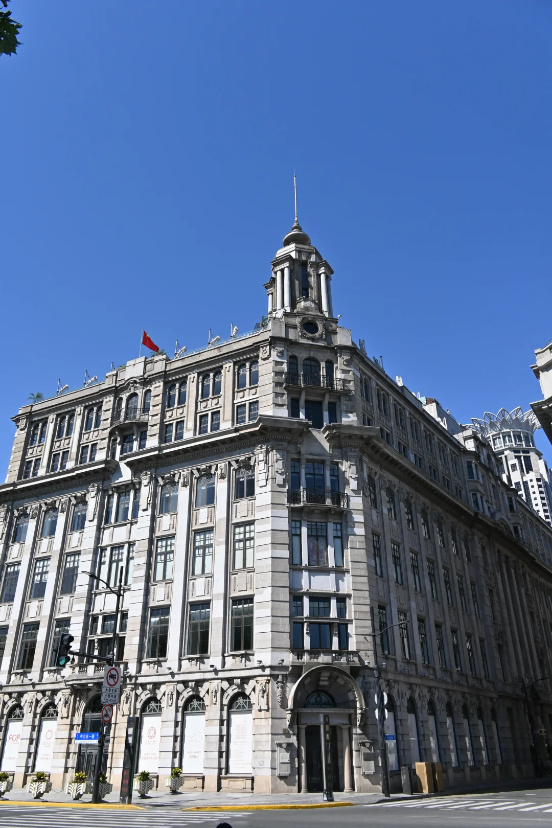 想不到上海外滩这栋楼竟然是美食城