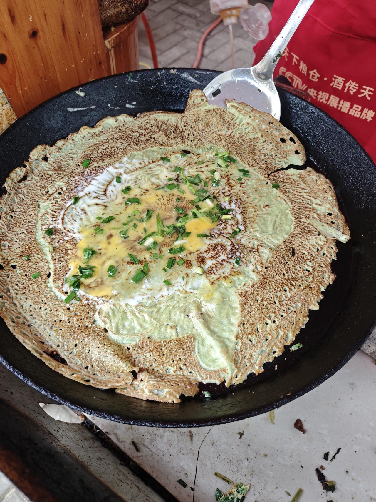 “有人说它油腻不健康，
有人却为它排队两小时，
这张煎饼凭什么火遍整条街？”
 