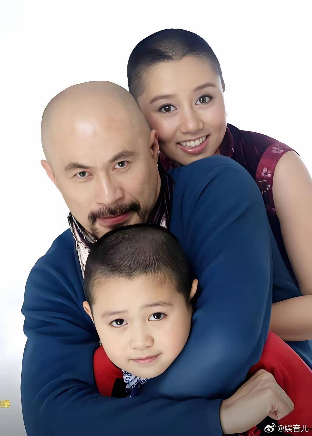 徐锦江的老婆殷祝平说，好多人都说老徐是硬汉，演鳌拜、演谢逊，凶得很。但在我这儿，