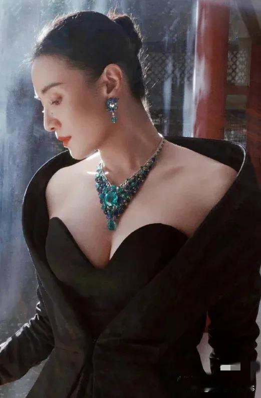 小时候觉得宋佳虽然不算惊艳，但演技超赞。长大后发现她大气十足，跟巩俐一样美得有味