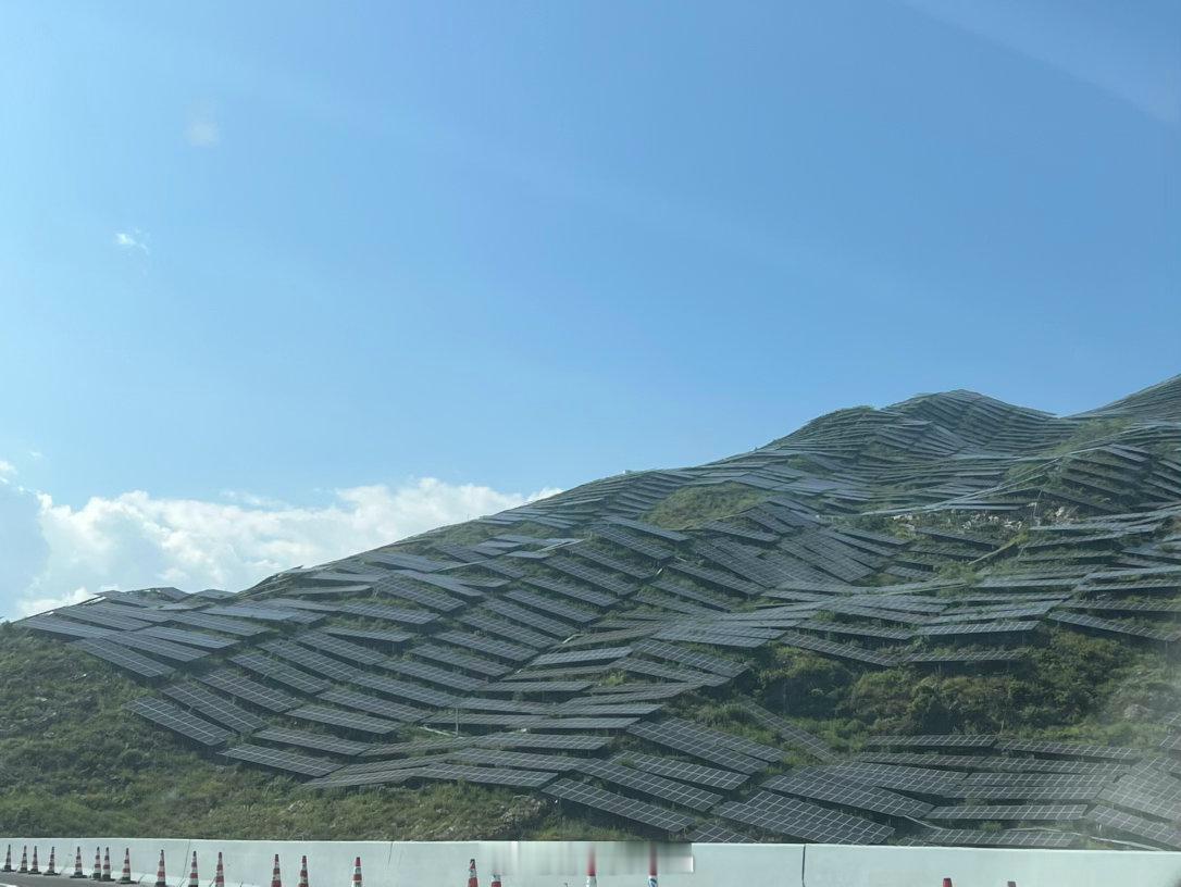 在高速路上，沿途路过连片的光伏大山，昔日的石头荒山，铺满太阳能板用来发电。把阳光