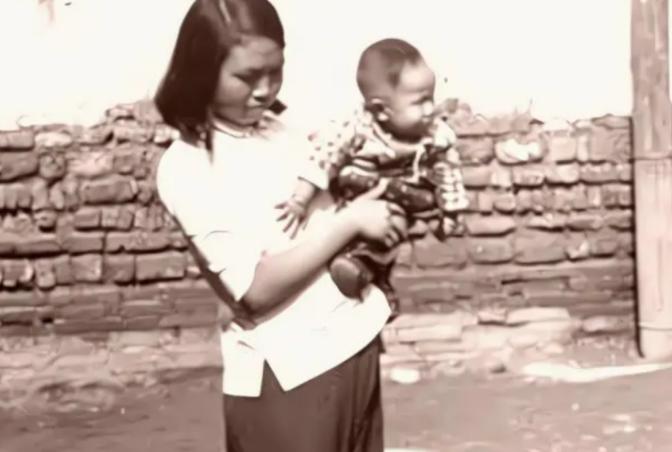 1942年春的华北土路，日伪军的刺刀在阳光下晃得人眼晕。

唐贞把襁褓往臂弯里紧