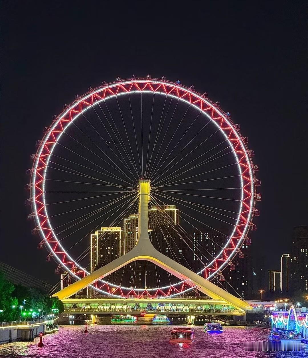 天津，一座把中西风情揉在一起的城市，海河弯弯绕绕穿城而过，既酿出了老津门的醇厚底