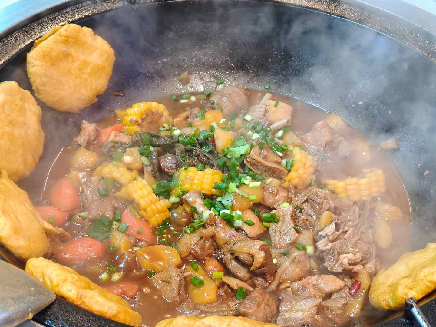 铁锅炖大鹅和排骨!(吃脆骨又把下巴吃脱臼了) 