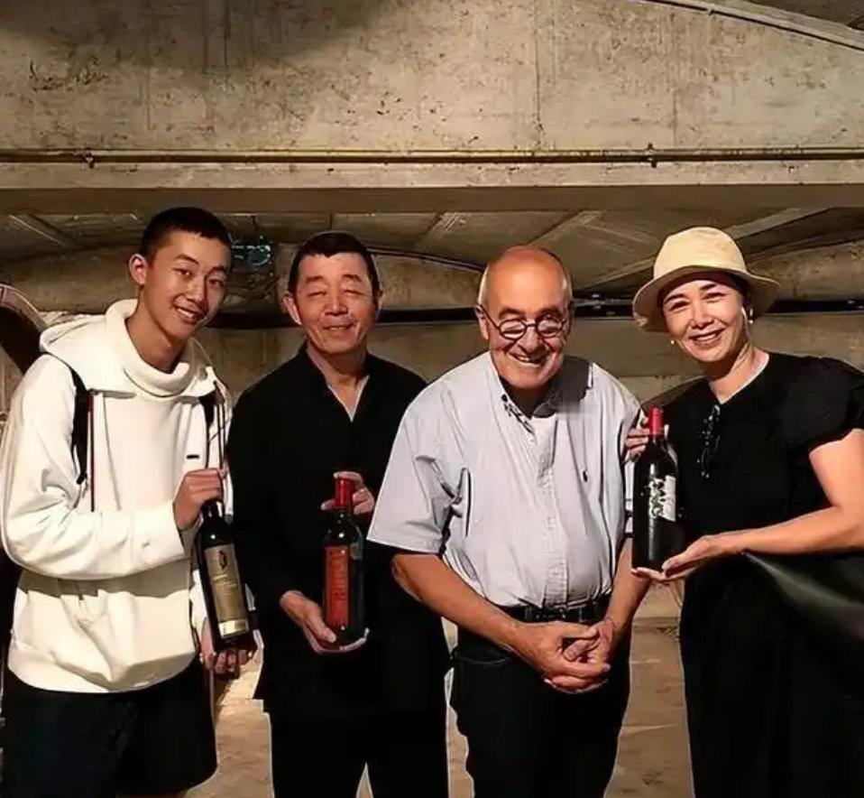 蒋雯丽与丈夫顾长卫结婚30年，定居英国，儿子高大帅气，一家三口好幸福！ ​​​