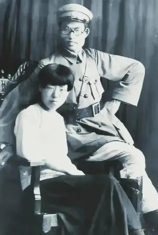 1940年，朱仲芷和萧劲光离婚。签字时，朱仲芷突然把三个孩子的名单推过去，萧劲光