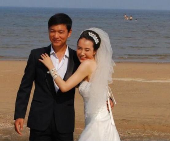 北影学生邢佳栋，因为替女同学出头打架，被开除了。就这一下子，前程断了。开除后，他