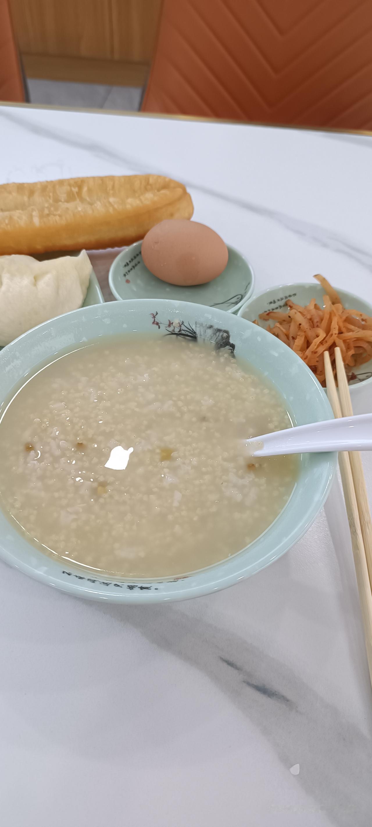 苏州的早点
早上，在苏州这家早餐店吃早点。一根油条要四元？一个西葫芦鸡蛋包子要三