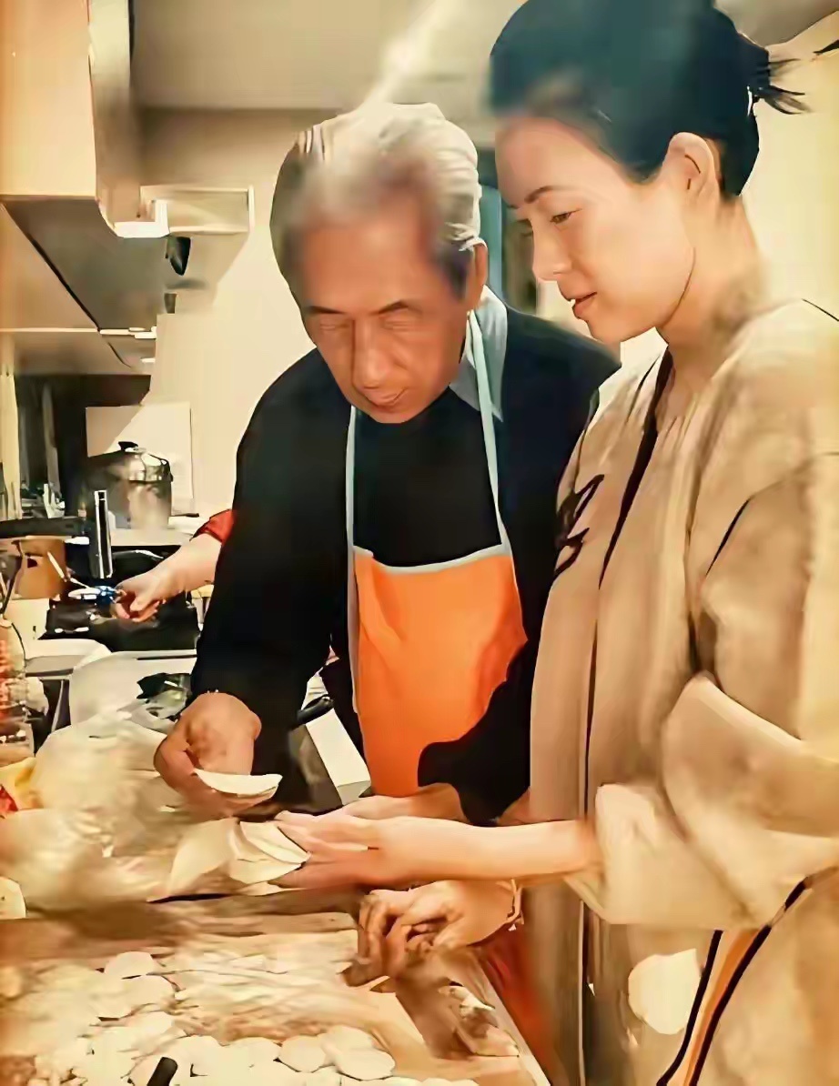 章子怡与老父亲在厨房里包饺子。现在也没有想明白，如果当初嫁给了撒贝宁不是挺好的吗