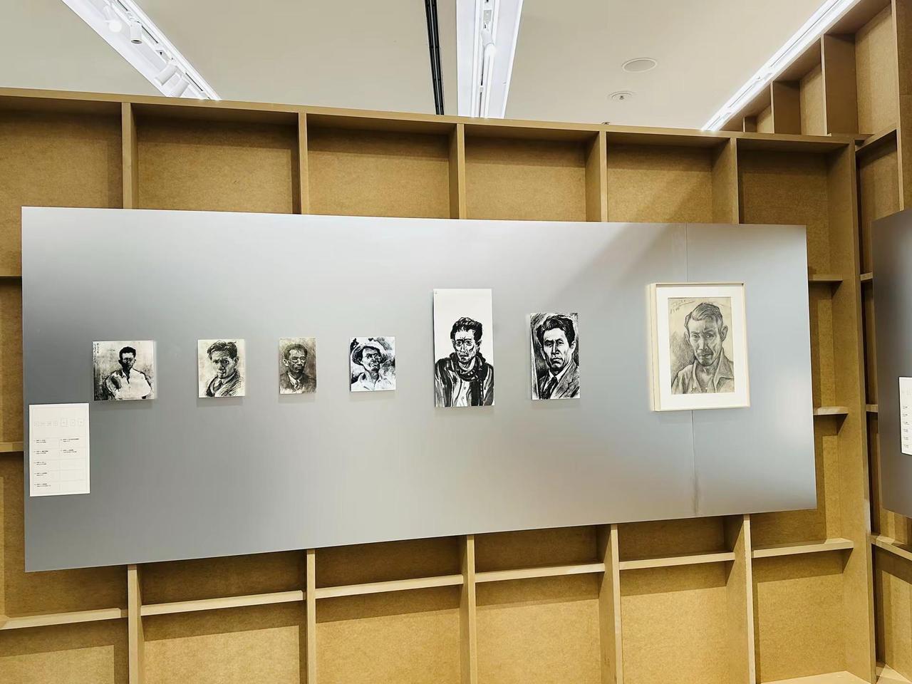 没想到这座企业大楼里，还藏着一方雅致的艺术天地。画展作品常新，尽显艺术魅力。即便