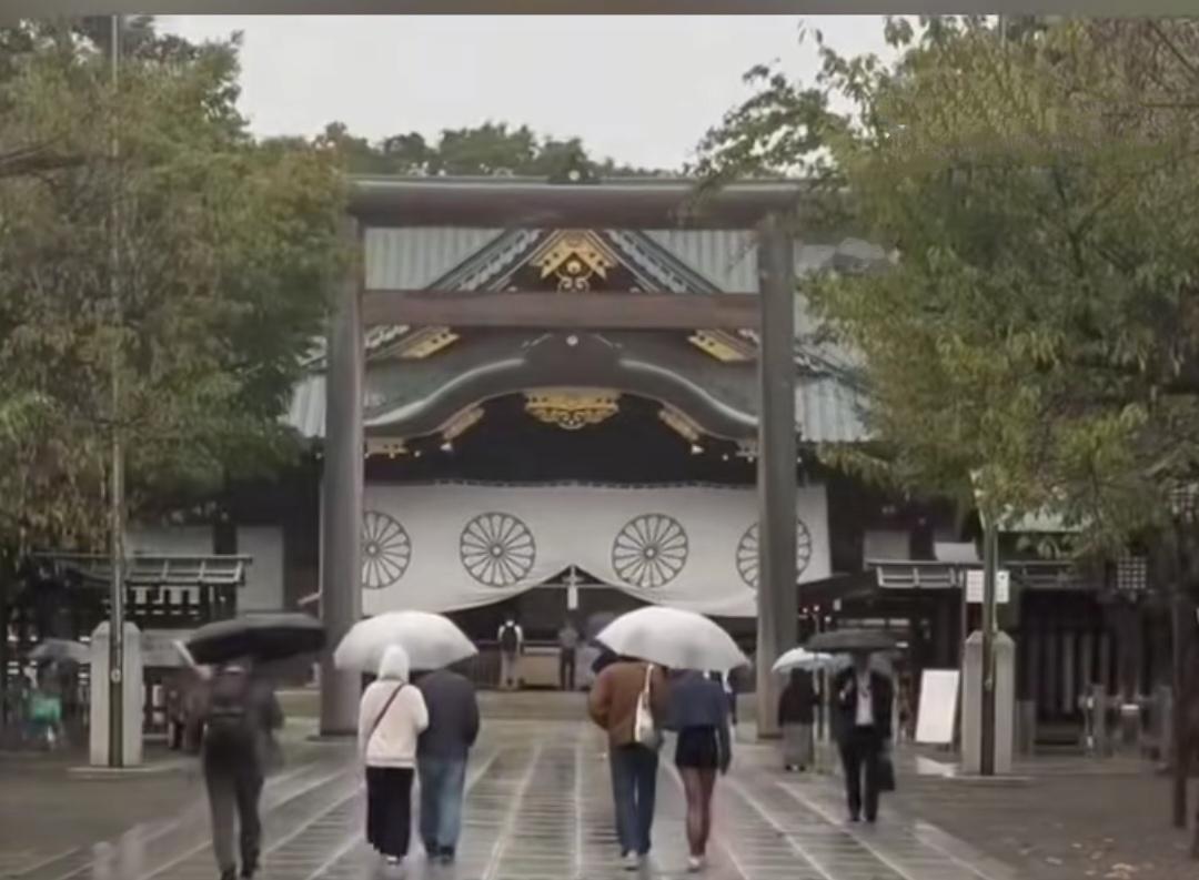 高市早苗终究没有去"拜鬼”。
被日媒炒得沸沸扬扬的高市早苗将会去"拜鬼"，在12